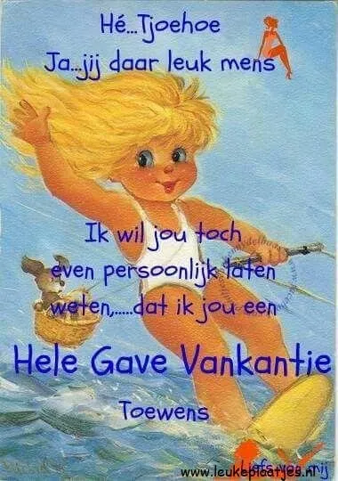 Kind met blonde krullen op een strand met promotionele tekst.