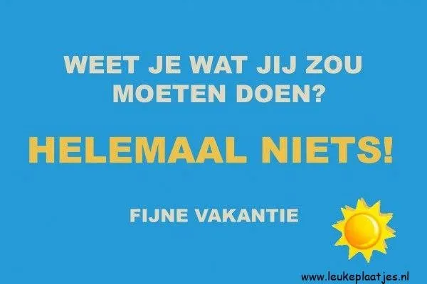 Blauwe achtergrond met tekst over ontspannen en genieten van vakantie.