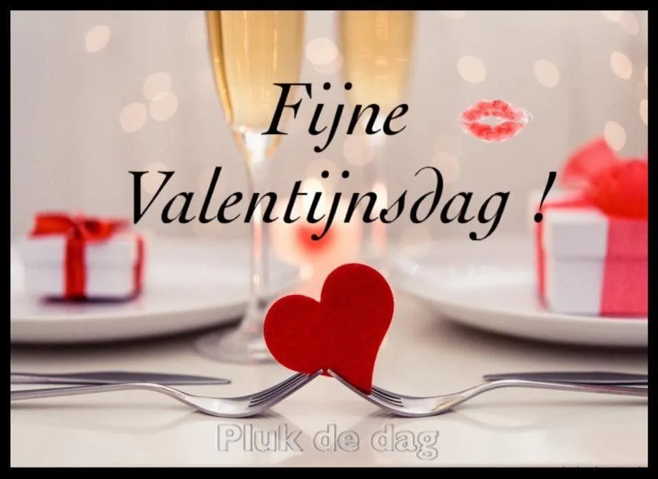 ᐅ fijne valentijnsdag - Valentijnsdag plaatjes Twee glazen champagne met een hartvormige decoratie en Valentijnsdag boodschap.