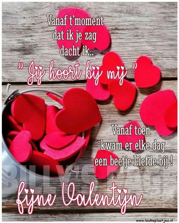 ᐅ fijne valentijnsdag - Valentijnsdag plaatjes Roze hartjes en tekst over liefde voor Valentijnsdag op een houten achtergrond.