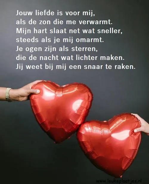 Tweede harten houden elkaar vast, met een gedicht op de achtergrond.