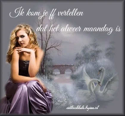 Vrouw in een paars jurk zit voor een schilderij met zwanen en een brug.