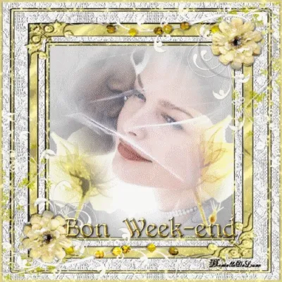 Een vrouw glimlacht te midden van bloemen en decoratieve elementen.