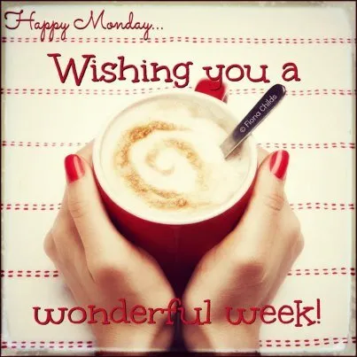 Twee handen houden een rode mok met koffie en een lepel, omgeven door tekst.