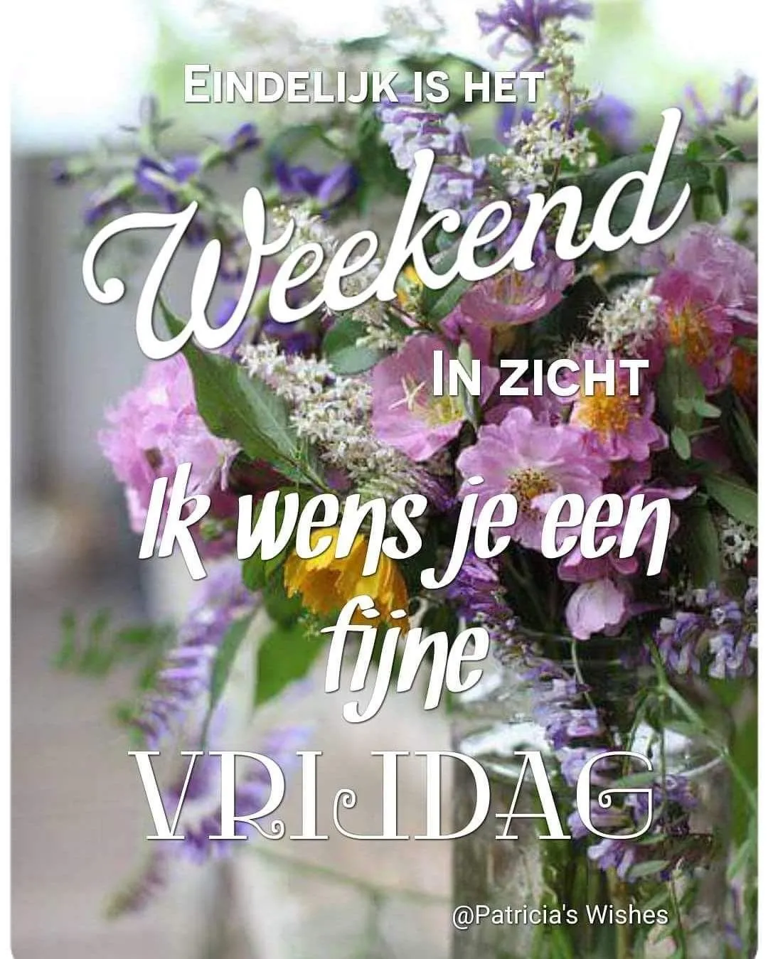 Een bloemaankleding met tekst over het weekend en een fijne vrijdag.