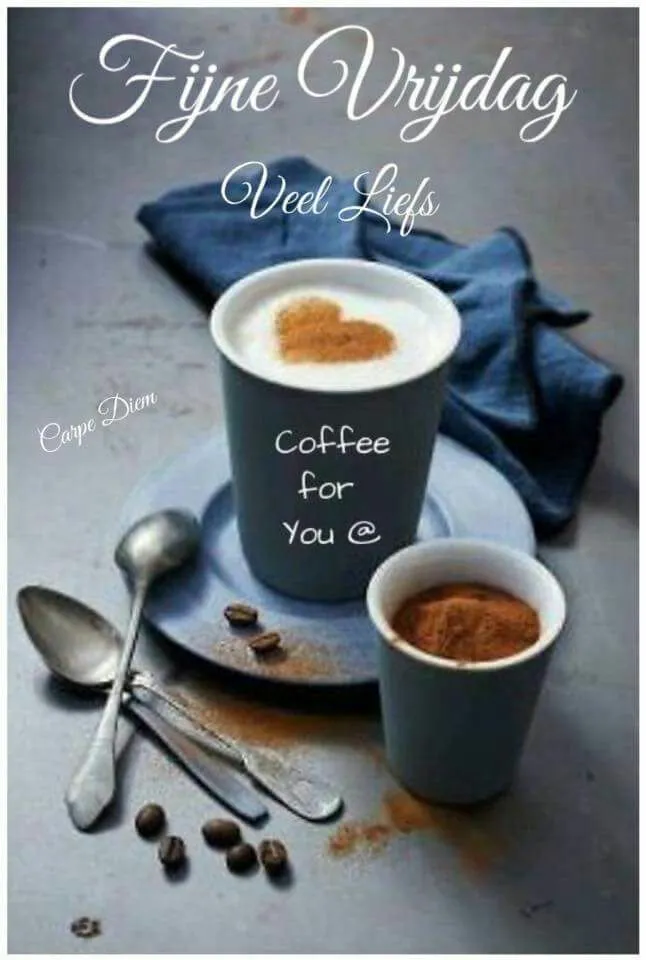 Koppen koffie op een bord, met hartvormige suiker en een boodschap voor de vrijdag.