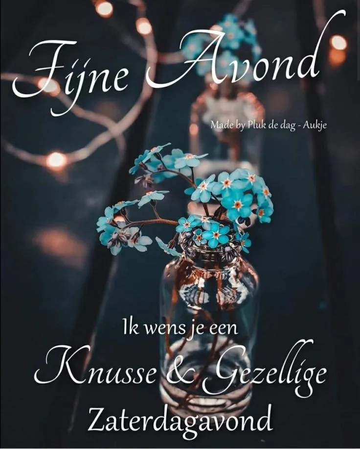 Tekst met de wens voor een gezellige zaterdagavond en bloemen in glazen flessen.