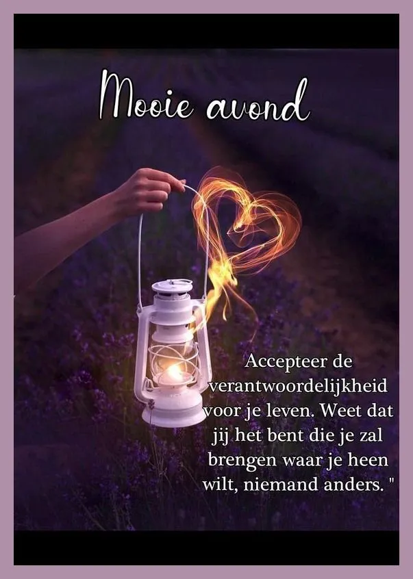 Een hand houdt een vredige lantaarn met een hart van licht eromheen.
