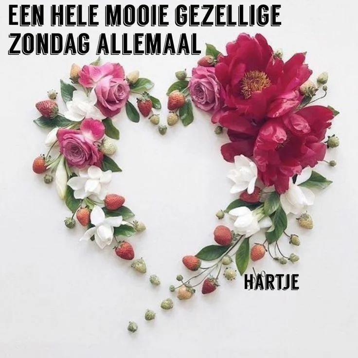 Hartvorm gemaakt van bloemen en aardbeien, met tekst erboven.