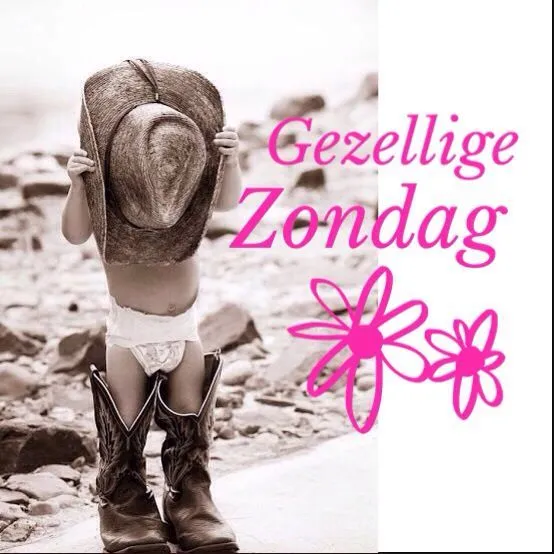 Kind met hoed en cowboylaarzen staat op een strand, tekst 'Gezellige Zondag' erbij.
