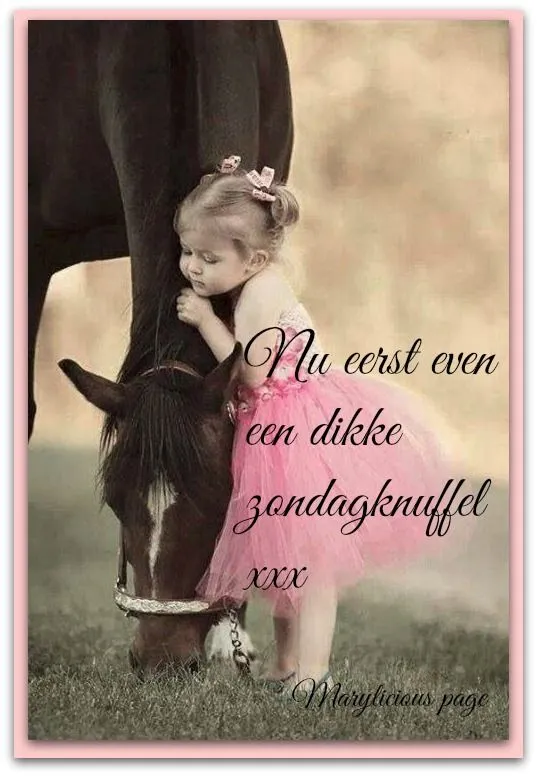 Meisje omarmt een paard in een zachte, romantische sfeer.