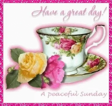 Een mooi bloemenkopje met een schotel, met de tekst "Fijne zondag!" erbij.