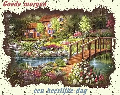 Een schilderachtige tuin met een houten brug en een huisje. Groene planten en bloemen.