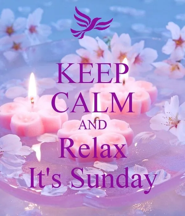 ᐅ fijne zondag tekst - Zondag plaatjes Rozenkleurige kaarsen drijven op water met bloesems en de tekst: "Kalm blijven, het is zondag."