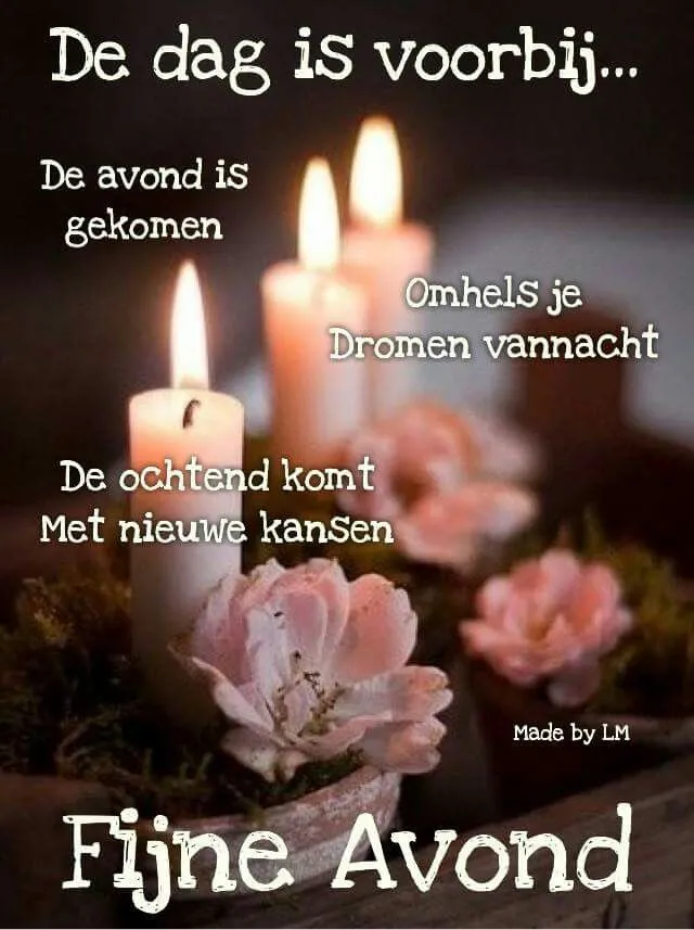 Kaarsen branden met bloemen, tekst over het eind van de dag en nieuwe kansen.