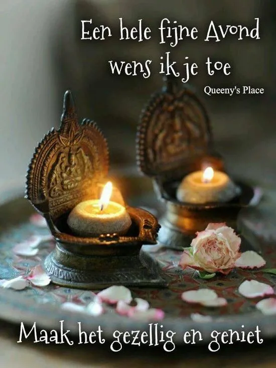 Kaarsen in decoratieve houder met rozenblaadjes, tekst over een gezellige avond.