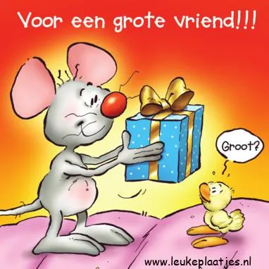 Muis geeft een cadeau aan een kleine eend, met een vrolijke achtergrond.