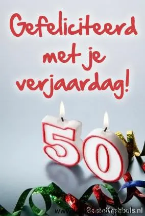 Kaarsen met '50' en een verjaardagswens. Kleurige linten op de achtergrond.