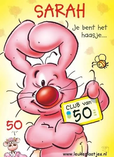 ᐅ gefeliciteerd 50 jaar vrouw humor - Verjaardag plaatjes Roze konijn met een kaart, feestelijk voor Sarah die 50 wordt.