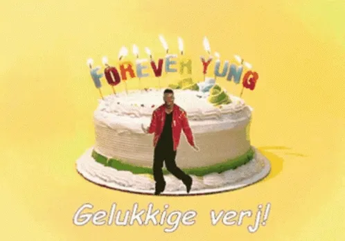 Jarige taart met kaarsen en tekst "Forever Young". Dansende persoon voor de taart.