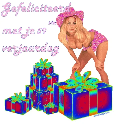 Vrouw in roze met cadeaus voor een verjaardagsgroet, 59 jaar.