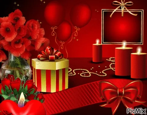 Rode ballonnen, bloemen, kaarsen en een cadeau op een rode achtergrond.