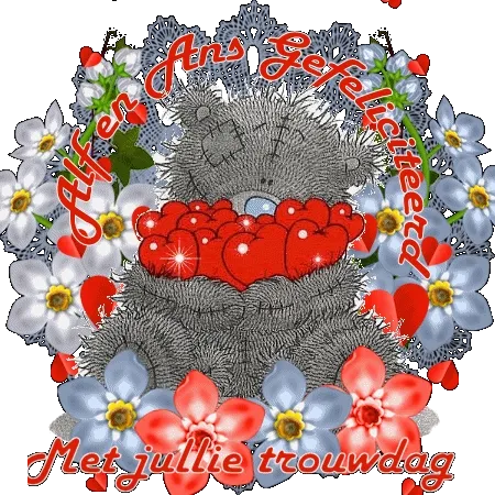 Teddybeer omringd door bloemen en het woord 'Gefeliciteerd' in kleurrijke letters.