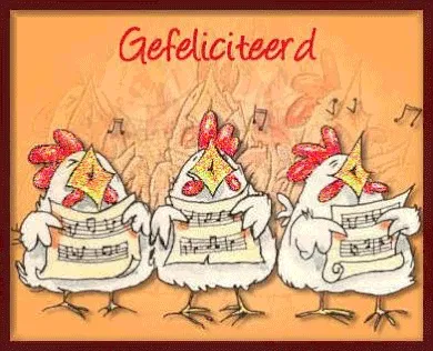 Drie zingende kippen met muzieknoten op een vrolijke achtergrond.