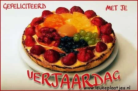Een verjaardagstaart versierd met fruit en de tekst 'Gefeliciteerd met je verjaardag'.