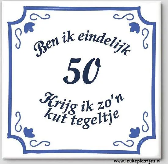 Tekst op bord: "Ben ik eindelijk 50, krijg ik zo'n kut tegeltje."