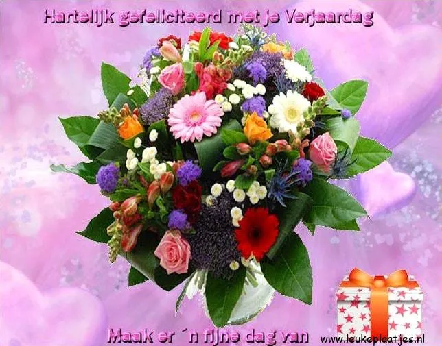 Een kleurrijke bloemenboeket met een verjaardagsgroet en een cadeautje.