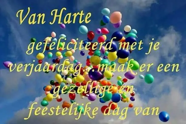 Kleurrijke ballonnen op een blauwe lucht met verjaardagswensen eroverheen.