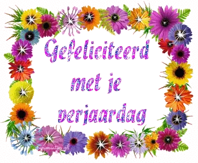 Versierde tekst 'Gefeliciteerd met je verjaardag' omringd door kleurrijke bloemen.