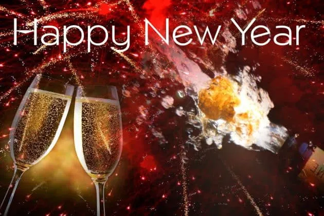 Champagneglazen met vuurwerk en 'Gelukkig Nieuwjaar' tekst.