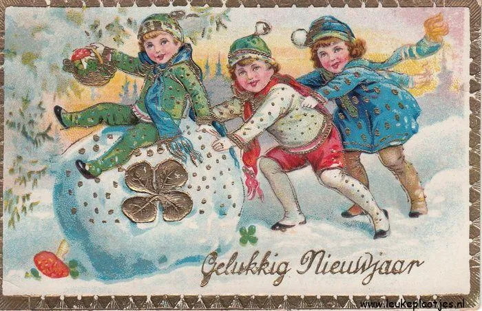 Drie kinderen spelen in de sneeuw met een grote sneeuwbal en wensen gelukkig nieuwjaar.