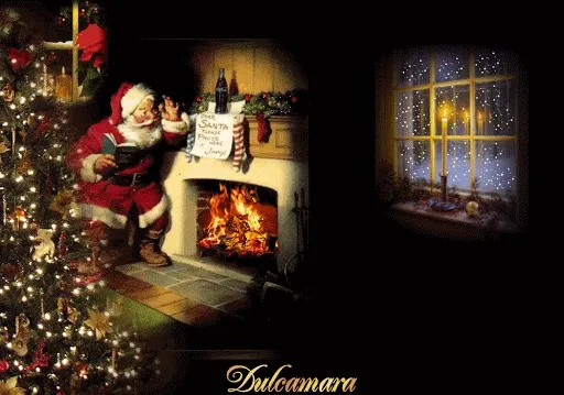 Kerstman leest bij de open haard, met een kerstboom en raampje met kaarsen naast zich.