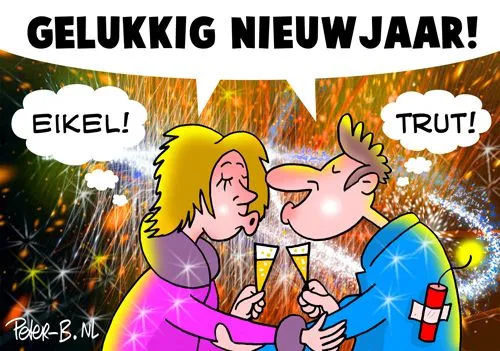 Twee personen geven elkaar een zoen met vuurwerk op de achtergrond en wensen elkaar gelukkig nieuwjaar.