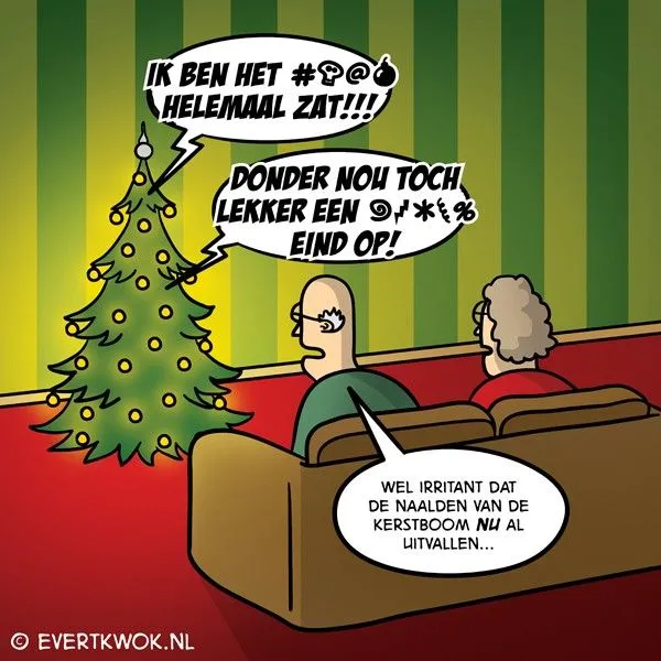 Twee mensen op een bank, klagend over kerstboomversieringen. Kerstboom op de achtergrond.