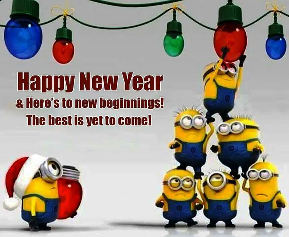 Minions bouwen een piramide met kerstversiering, met tekst over een gelukkig nieuwjaar.