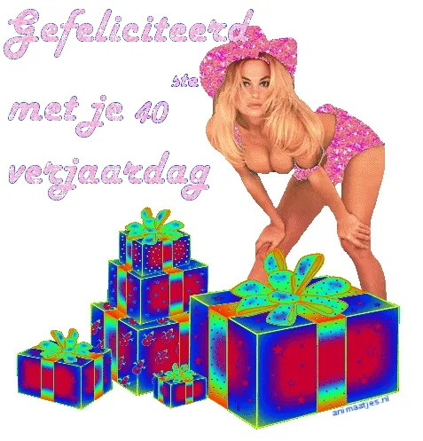 Vrouw in feestelijke kleding met kleurrijke verjaardagscadeaus eromheen.