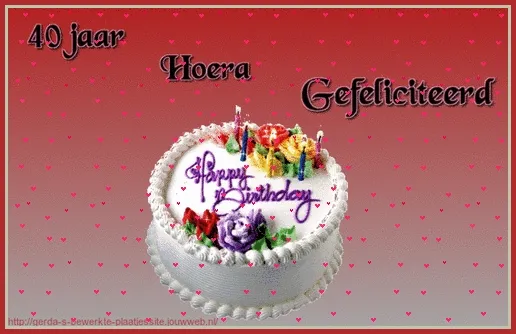 Verjaardagstaart met tekst "Happy Birthday" en kleurrijke versieringen.