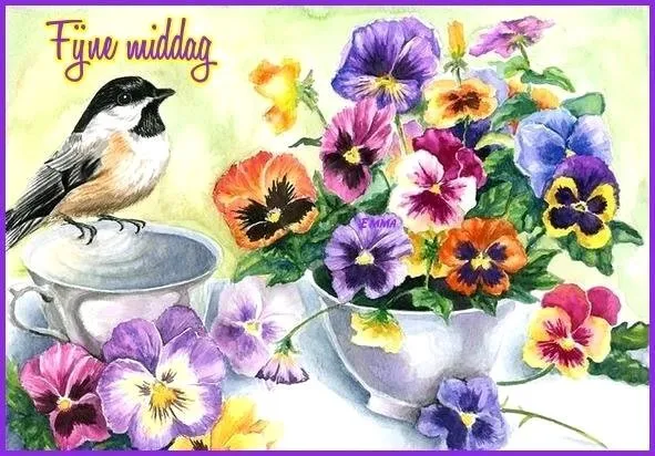 Vogeltje naast een bloemstuk met paarse en gele violen op een tafel.