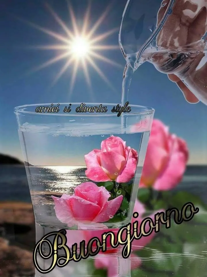 ᐅ goedemiddag italiaans - Goedemiddag plaatjes Een glas water met rozen, een hand giet vloeistof onder een stralende zon.