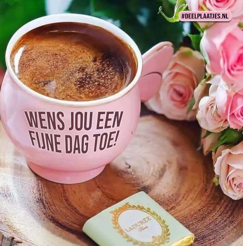 ᐅ goedemorgen afbeeldingen - Goedemorgen plaatjes Roze mok met koffie naast een boeket rozen op een houten ondergrond.