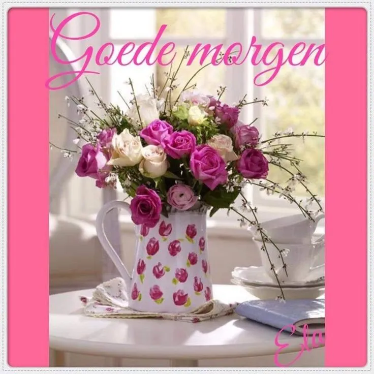 Een vaas met roze en witte rozen op een tafel met 'Goede morgen' tekst.