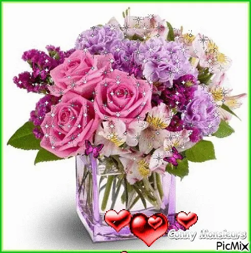 Een boeket met rozen, paarse bloemen en groene bladeren in een transparante vaas.