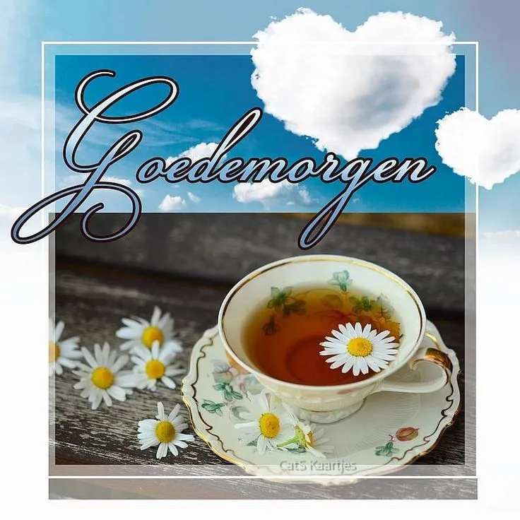 Een mok thee met madeliefjes en de tekst "Goedemorgen" op een lichte achtergrond.