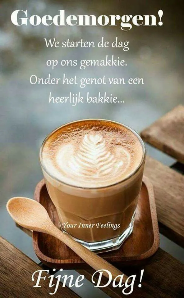 Een kop koffie met melkschuim, geserveerd op een houten onderzetter.