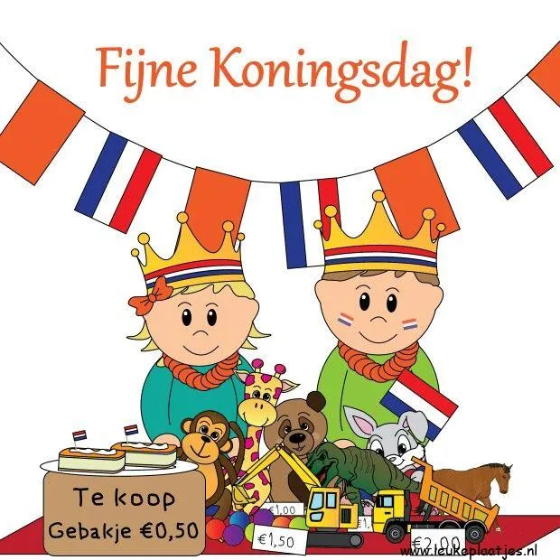 Kinderen met kronen vieren Koningsdag met speelgoed en lekkernijen op een tafel.