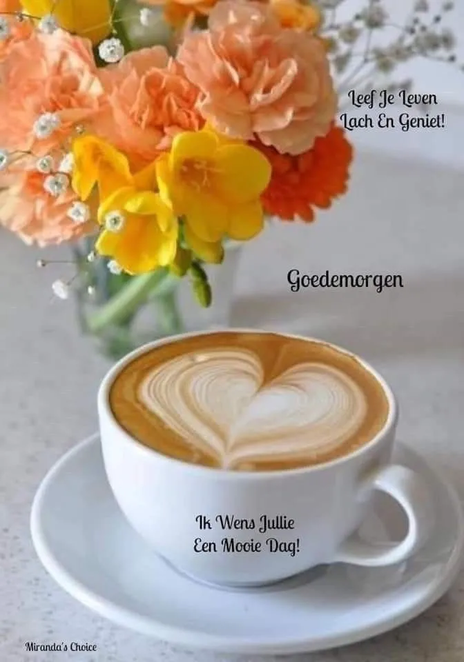 Een kop koffie met een hartje, omringd door kleurrijke bloemen. Goede morgen boodschap.